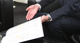 売り込む営業マン