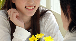 盛り上がる営業マンとお客様