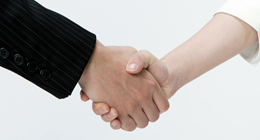 握手する営業マンとお客様